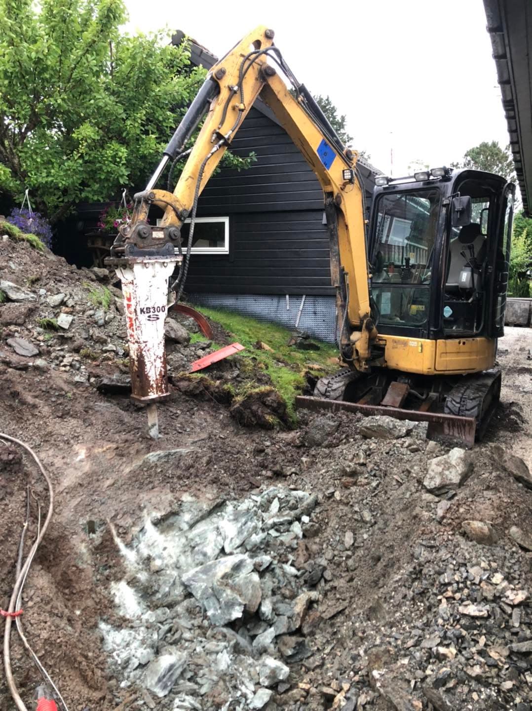 Gravemaskin i arbeid på byggeplass